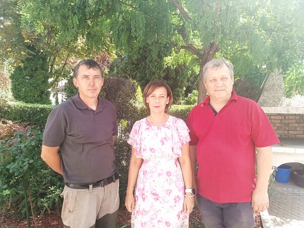 Burány László, Burány Hajnalka és Perpauer Attila a lonc és a nandina előtt