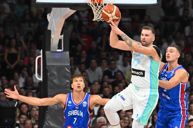 Luka Dončić (középen) hiába dobott 34 pontot, Szlovénia így is vereséggel nyitott (Fotó: Beta/AP)