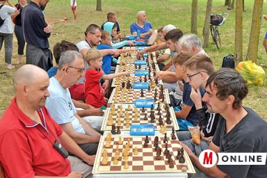 A sakk tűnt a legnépszerűbbnek, gyerekek és felnőttek is asztalhoz ültek (Fotó: Gergely Árpád felvétele)