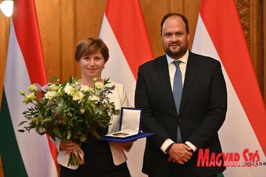 A Kallós Zoltán Külhoni Magyarságért Díjat Sári Enikő, a tordai Petőfi Sándor Művelődési Egyesület művészeti vezetője vette át Nacsa Lőrinc nemzetpolitikáért felelős államtitkártól