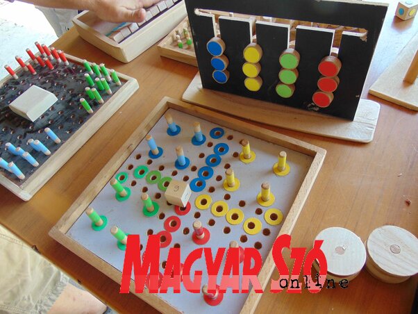 A Ki nevet a végén? játékhoz dobókocka is társul (Vidács Hajnalka felvétele)