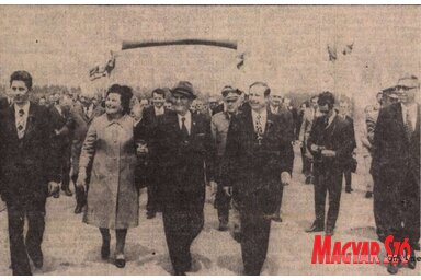 Josip Broz Tito és felesége, Jovanka (középen) megindul az új palánkai hídon 1974. május 19-én (Magyar Szó, 1974. május 20.)