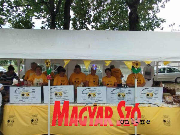 A legtöbben a házigazdák sátrában sürögtek (Kancsár Izabella felvétel)