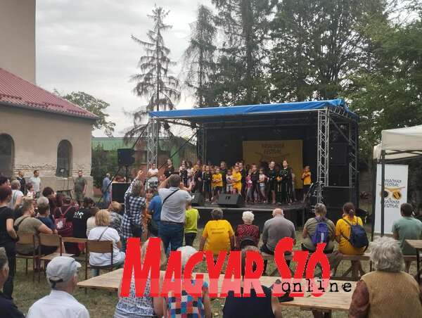 Színpadon a népszerű palacsintatánc (Kancsár Izabella felvétele)