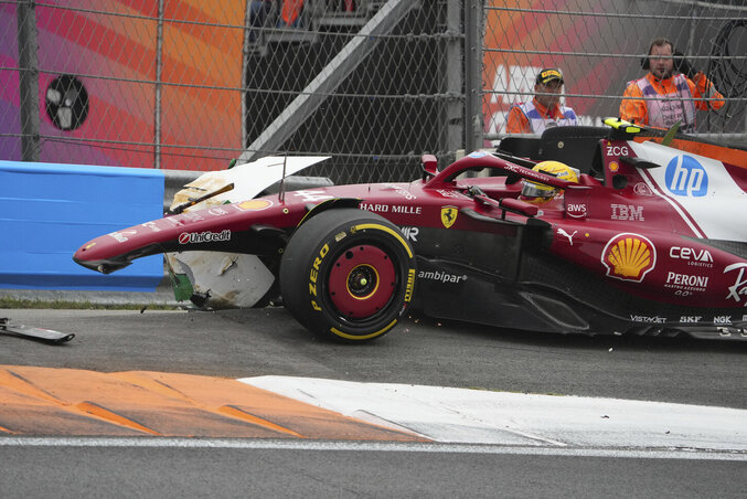 Hamilton rendesen odacsapta a Ferrarit (Fotó: Beta/AP) Hamilton rendesen odacsapta a Ferrarit (Fotó: Beta/AP)