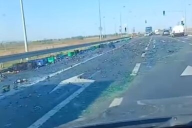 A széttört üvegek beborították az úttestet (Fotó: Screenshot/Instagram/192_rs)