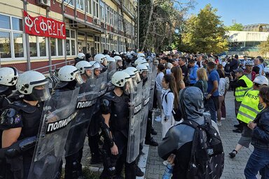A helyszínen lévő csendőrség visszaszorította a tiltakozókat (Fotó: 021.rs)