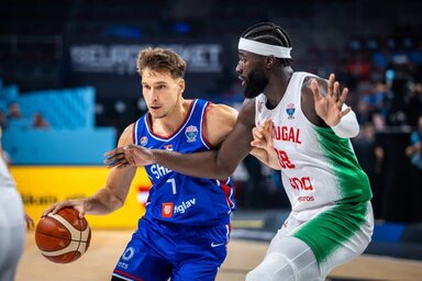 Bogdanović (balról) combhajlítója sérült meg, a folytatásban már nem lép pályára az Eb-n (Fotó: facebook.com/KSSrbije)