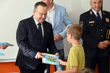 Ivica Dačić belügyminiszter a zimonyi általános iskolában (Fotó: Beta)