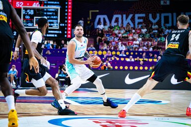A belgák tehetetlenek voltak Dončićtyal szemben (Fotó: www.fiba.basketball) A belgák tehetetlenek voltak Dončićtyal szemben (Fotó: www.fiba.basketball)