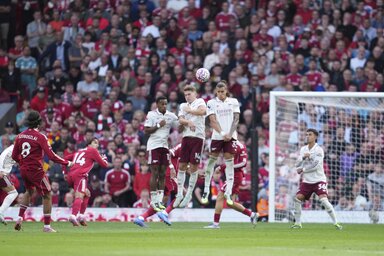 Szoboszlai mesterien csavart a kapuba (Fotó: Beta/AP) Szoboszlai mesterien csavart a kapuba (Fotó: Beta/AP)