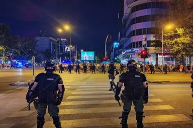 A rendőrsök hanggránátokat is bevetettek a tiltakozók ellen, néhány személyt letartóztattak (Fotó: 021.rs)