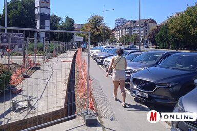 A Makszim Gorkij utcában a valamikori Nagygomba benzinkúttal szembeni részt hétfőn lezárták a gyalogosforgalom előtt, ami jelentős fennakadást okoz (Fotó: Szeli Balázs)