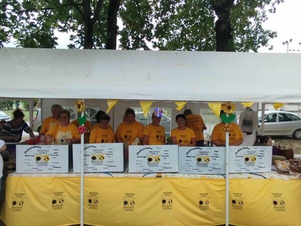 A legtöbben a házigazdák sátrában sürögtek (Kancsár Izabella felvétele) A legtöbben a házigazdák sátrában sürögtek (Kancsár Izabella felvétele)