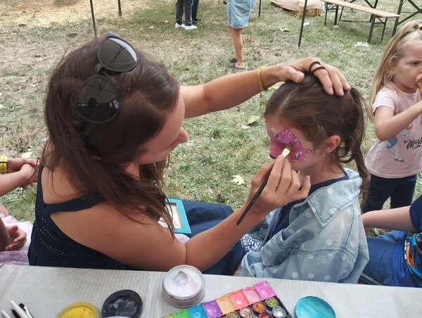 Arcfestés a legkisebbek számára (Kancsár Izabella felvétele) Arcfestés a legkisebbek számára (Kancsár Izabella felvétele)