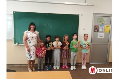 A magyarcsernyei Petőfi Sándor Általános Iskola elsősei Sándor Szilvia tanítónővel (Vidács Hajnalka felvétele)