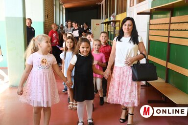 A magyar elsős diákokat az előttük álló négy évben Faggyas Klára tanítónő vezeti (Paraczky László felvétele)