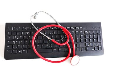 A rendszer lehetővé teszi, hogy a magánpraxisban dolgozó orvosok is ugyanúgy írjanak fel elektronikus vényeket, mint az állami egészségügyi intézményekben (Fotó: pixabay.com)