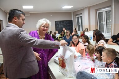 Az elsősök Szenttamáson is megkapták az MNT beiskolázási csomagjait (Fotó: Paraczky László)