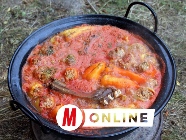 A töltött paprika füstölt csonttal az igazi(?) (Benedek Miklós felvétele) A töltött paprika füstölt csonttal az igazi(?) (Benedek Miklós felvétele)