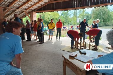 Megtelt nyugdíjasokkal a sportpálya (Fotó: Kazinczy Paszterkó Diana felvétele)