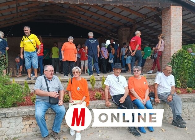 Ortó Károly, a községi nyugdíjas egyesület elnöke (balról) a találkozón (Fotó: Kazinczy Paszterkó Diana felvétele)