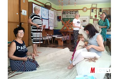 Farkas Etelka, Pető Piroska, Nagy Abonyi Ágnes, Pap Katalin és Kovács Túri Emese a nemezsátoron dolgoznak, a kis Dórika lelkes segítségével (Gruik Zsuzsa felvétele)