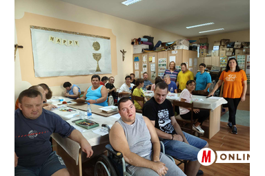 Kézműves-foglalkozás közben (Horváth Zsolt felvétele)