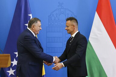 Milorad Dodik és Szijjártó Péter kézfogása a sajtótájékoztatót követően (Fotó: MTI)