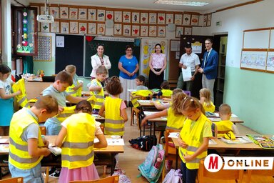 A kisdiákok azonnal felpróbálták a mellényeket (Fotó: Tóth Péter felvétele)