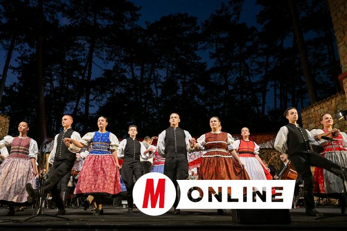 Táncosok a színpadon (Molnár Edvárd felvétele)