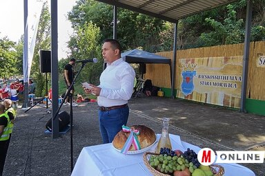 Ótott Róbert köszöntője Bácskossuthfalván a Szüreti napon (Kazinczy Paszterkó Diana felvétele)