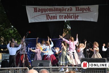 A Hagyományőrző napokat a Népkör Aprócska gyermektánccsoportja rábaközi népi gyermekjátékokkal nyitotta meg (Paraczky László felvétele)