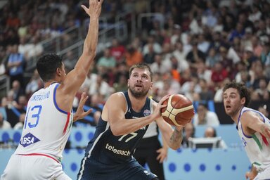 Simone Fontecchio (balról) sem állíthatta meg Luka Dončić (Fotó: Beta/AP)