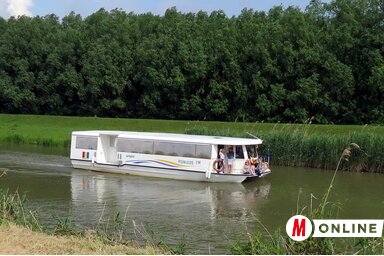 Sétahajó a romániai oldalon (Kecskés István felvétele)