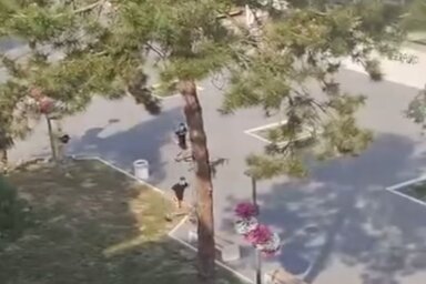 Az őrizetbe vett fiatalok fényes nappal a város központjában, ütőkkel a kezükben rohantak végig az utcán, közben egy Molotov-koktélt is eldobtak (Fotó: Screenshot/backapalankadesavanja)