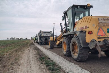 Új zúzottkő és aszfaltréteg teszi tartósabbá az utat (Herédi Krisztián felvétele)