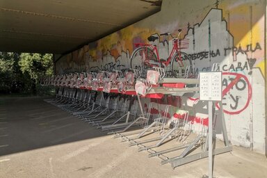 A Szabadság híd lábánal létesült új bicikliparkoló 72 bringának biztosít helyet (Fotó: Parking servis)