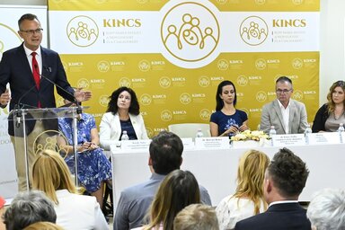 Rétvári Bence beszél. Ülnek: Fűrész Tünde, Koncz Zsófia, Horváth László és Hal Melinda (Fotó: MTI)