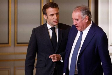 Emmanuel Macron francia államfő (balról) elfogadta François Bayrou miniszterelnök lemondását (Fotó: leparisien.fr)