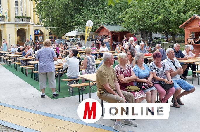 Mindhárom nap sokan kilátogattak a Fő térre (Gergely Árpád felvétele) Mindhárom nap sokan kilátogattak a Fő térre (Gergely Árpád felvétele)