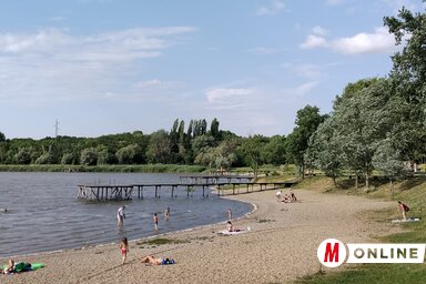 A szezon végén is akadtak még fürdőzők (Fotó: Tóth Péter felvétele)