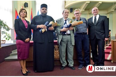 A község idei díjazottjai Burány Hajnalka polgármesterrel és Juhász Attilával, a községi képviselő-tanács elnökhelyettesével (Gergely Árpád felvétele)