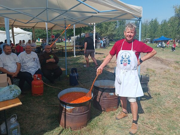 A kunszentmiklósi Mitró Tibor birkapörköltjét szinte pillanatok alatt szétkapkodták a vásárlók (Fotó: Kazinczy Paszterkó Diana)