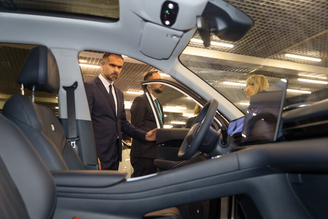 A kiállítást Žarko Mićin, Újvidék polgármestere is megtekintette (Fotó: Újvidék önkormányzata) A kiállítást Žarko Mićin, Újvidék polgármestere is megtekintette (Fotó: Újvidék önkormányzata)