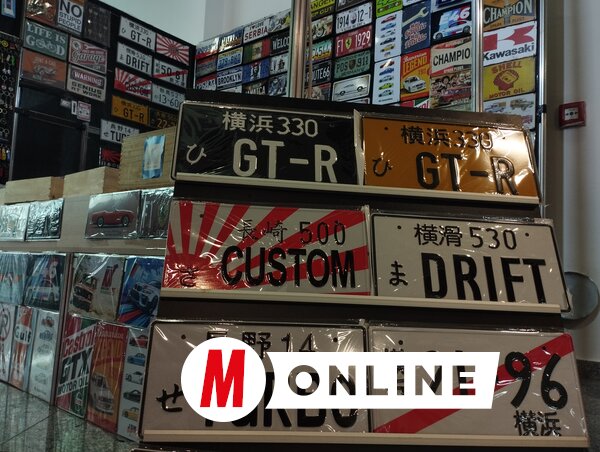 Különleges rendszámtáblák, amelyekből bárki hazavihetett egy darabka autós
történelmet (Fotó: Zabos Kasziba Angéla)