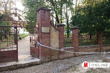 Korszerű járólapokat helyeznek le a templomdomb előtt (Fotó: Kazinczy Paszterkó Diana felvétele)