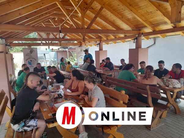 Közös asztalok, vidám pillanatok, korhatár nélkül (Ricz Róbert felvétele)