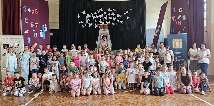 A Samu iskola diákjai élvezték a bábjátékot (Fotó: Than Emlékház)