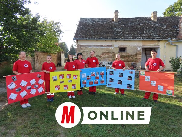 Velez Teodóra a plakátokat készítő és az elsősegély-bemutatót tartó felsős diákokkal  (Fotó: Csincsik Zsolt)